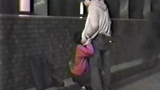 セクシーなブロンドの女性は森の中で食べられる 女性 向け の エッチ な 動画