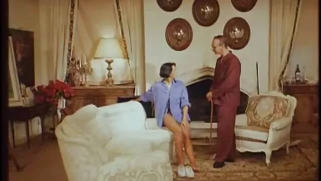 セックスビデオの強い男彼女は食べている裸の女性に公開 エッチ 動画 無料 女性 用