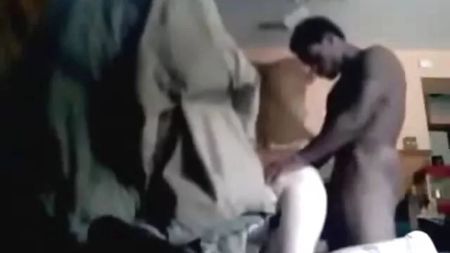 ベッドの上でビデオを見る セックス 動画 女性 向け